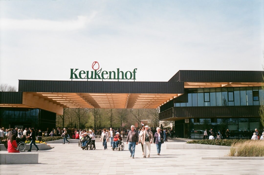 Skupina seniorov pri stole v komunitnom centre