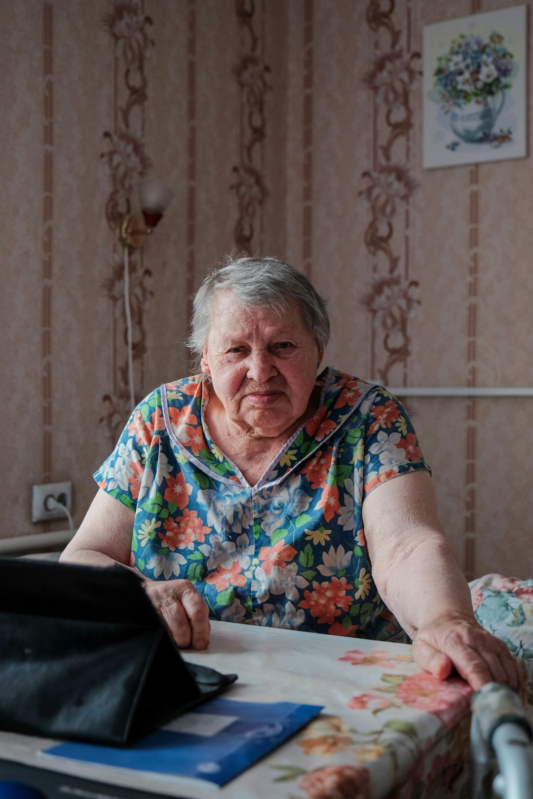 Staršia slovenská žena sa učí používať tablet doma