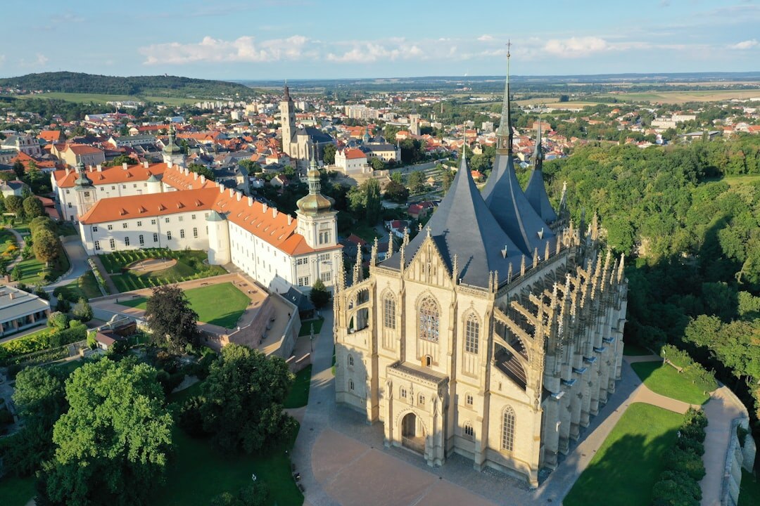 Seniori na výlete pri zámku Bojnice