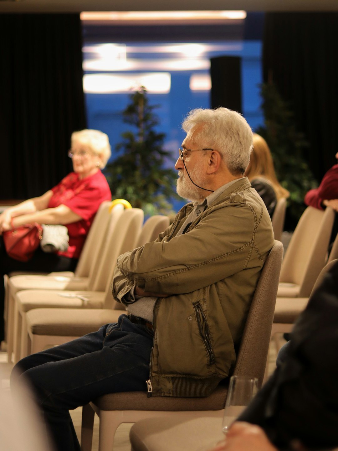 Seniori na spoločenskom tanečnom večere v kultúrnom dome