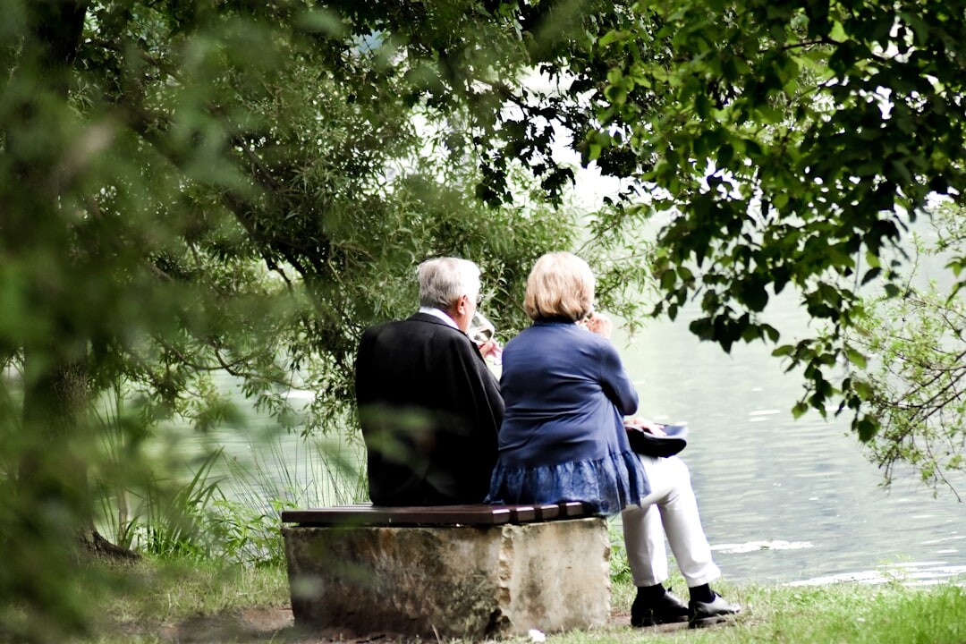 Seniori na letnom posedení pri hudbe v amfiteátri