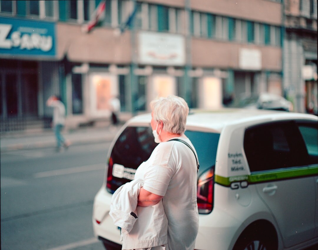 Dobrovoľník pomáha seniorke s dopravou na podujatie